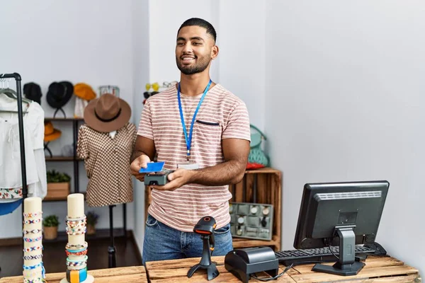 Young Arab Man Using Data Phone Credit Card Working Clothing — Φωτογραφία Αρχείου