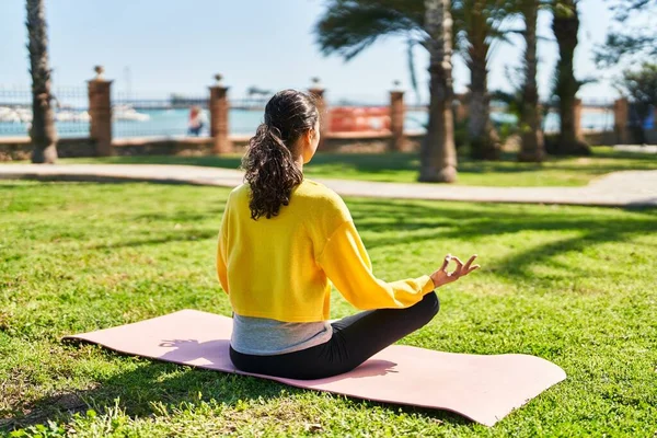 Junge Afroamerikanerin Trainiert Yoga Übung Park — Stockfoto