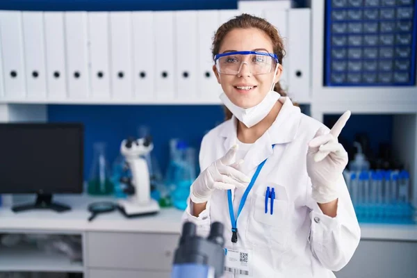 Mulher Caucasiana Jovem Trabalhando Laboratório Cientista Sorrindo Olhando Para Câmera — Fotografia de Stock