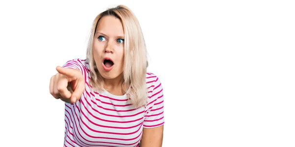 Mujer Joven Caucásica Con Ropa Casual Señalando Con Dedo Sorprendido — Foto de Stock