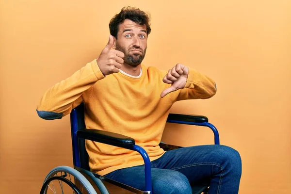 Homem Bonito Com Barba Sentado Cadeira Rodas Fazendo Polegares Para — Fotografia de Stock
