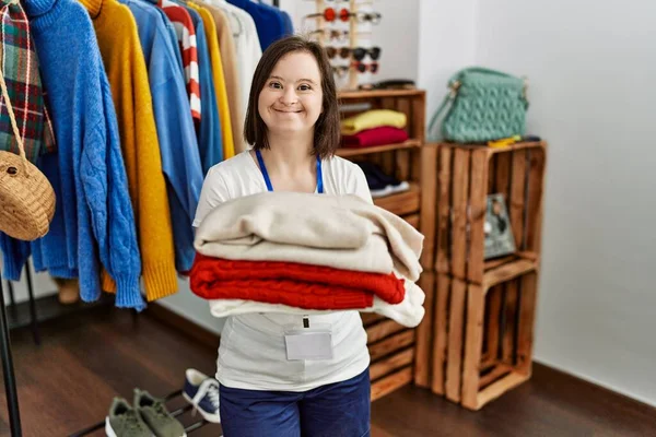 Brunette Woman Syndrome Working Shop Assistant Holding Folded Clothes Retail — ストック写真