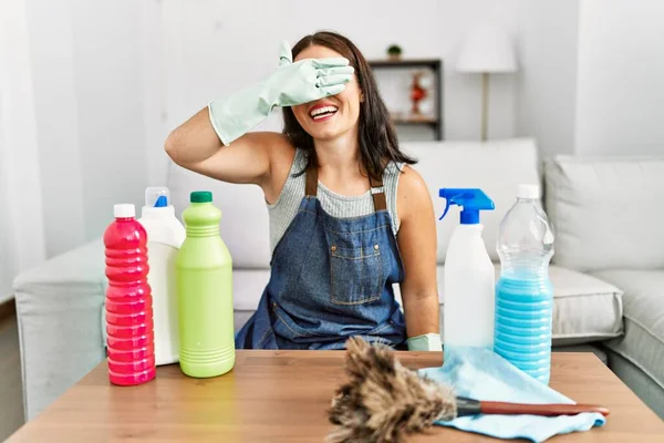 Młoda Brunetka Ubrana Czystszy Fartuch Rękawiczki Sprzątająca Domu Uśmiechnięta Śmiejąca — Zdjęcie stockowe