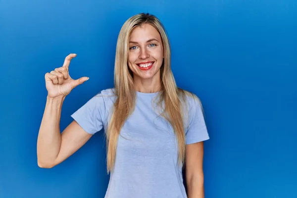 Beautiful Blonde Woman Wearing Casual Shirt Blue Background Smiling Confident — Stockfoto