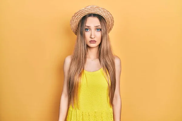 Menina Loira Jovem Usando Chapéu Verão Deprimido Preocupar Com Angústia — Fotografia de Stock