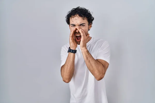 Homem Hispânico Sobre Fundo Isolado Gritando Irritado Voz Alta Com — Fotografia de Stock