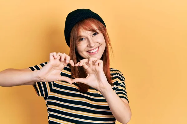 Mujer Joven Pelirroja Con Gorra Lana Sonriendo Amor Mostrando Símbolo — Foto de Stock