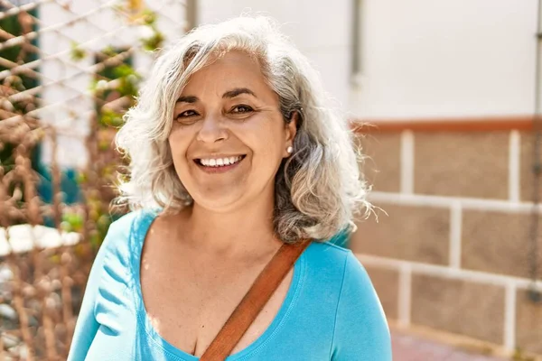 Mujer Pelo Gris Mediana Edad Sonriendo Feliz Pie Ciudad —  Fotos de Stock