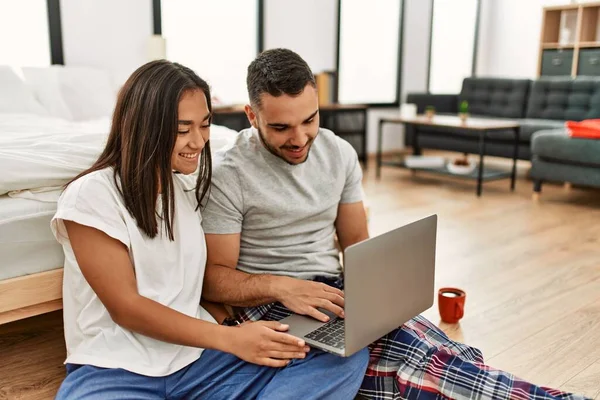 Jovem Casal Latino Sorrindo Feliz Usando Laptop Sentado Chão Quarto — Fotografia de Stock