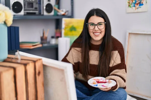 Ung Latinamerikansk Kvinna Konstnär Sitter Golvet Ritning Konst Studio — Stockfoto