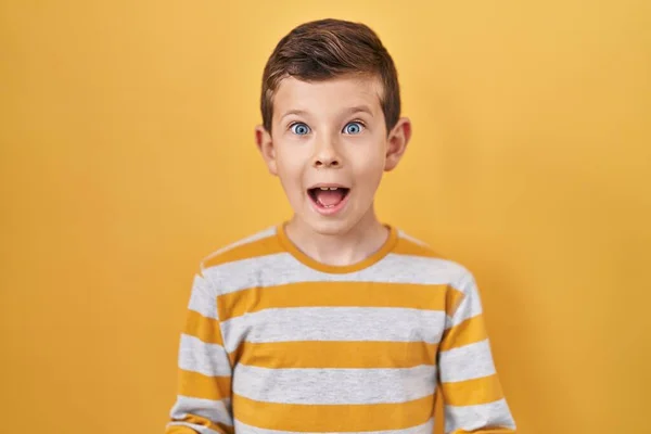 Niño Caucásico Joven Pie Sobre Fondo Amarillo Celebrando Sorprendido Sorprendido —  Fotos de Stock