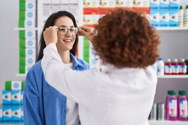 Two Women Pharmacist Customer Prescribe Glasses Pharmacy — Foto de Stock