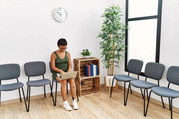 Young Hispanic Woman Using Laptop Sitting Chair Waiting Room — Stockfoto