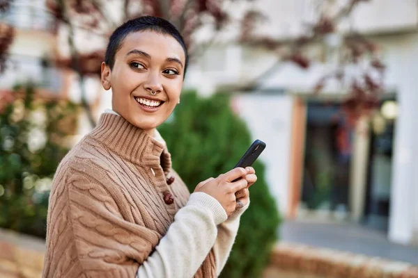 Mulher Hispânica Jovem Com Cabelo Curto Sorrindo Feliz Usando Smartphone — Fotografia de Stock