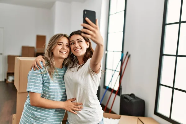 Jong Paar Glimlachen Gelukkig Maken Selfie Door Smartphone Nieuw Huis — Stockfoto