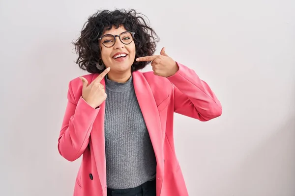 Hispanic Woman Curly Hair Standing Isolated Background Smiling Cheerful Showing — Zdjęcie stockowe