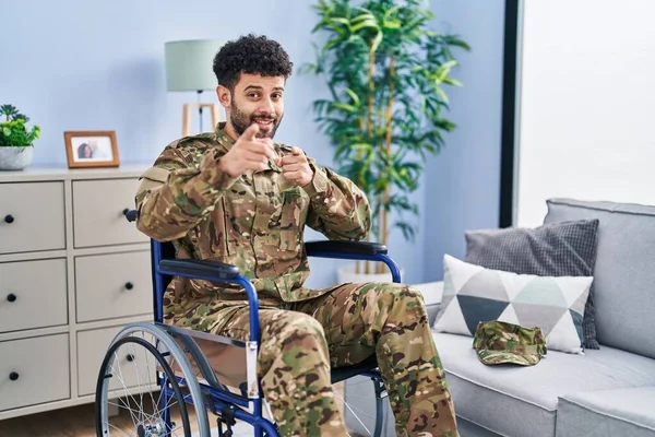 Homme Arabe Portant Uniforme Camouflage Armée Assis Sur Fauteuil Roulant — Photo