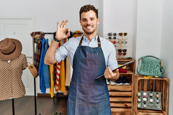 Knappe Jongeman Die Werkt Als Manager Bij Retail Boetiek Glimlachend — Stockfoto