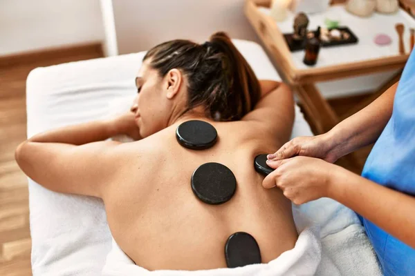 Dos Mujeres Terapeuta Paciente Teniendo Sesión Masaje Espalda Usando Piedras — Foto de Stock