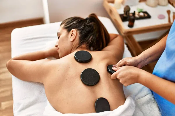 Två Kvinnliga Terapeut Och Patient Som Har Ryggmassage Session Med — Stockfoto