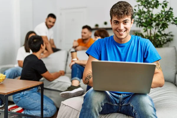 Група Молодих Друзів Посміхається Щасливо Сидячи Дивані Людина Використовує Ноутбук — стокове фото