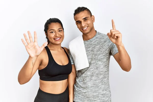 Young Latin Couple Wearing Sportswear Standing Isolated Background Showing Pointing — Stock Photo, Image