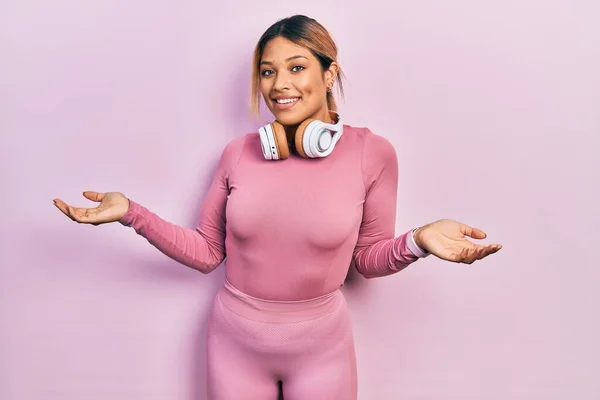 Beautiful Hispanic Woman Wearing Gym Clothes Using Headphones Smiling Showing — Stock Photo, Image