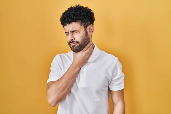 Arabský Muž Stojící Nad Žlutým Pozadím Dotýkající Bolestivého Krku Bolesti — Stock fotografie