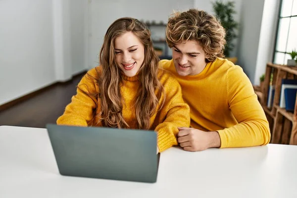 Genç Beyaz Çift Evde Dizüstü Bilgisayar Kullanarak Gülümsüyor — Stok fotoğraf