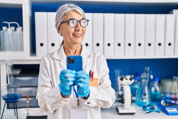 Μέση Ηλικία Γκριζομάλλα Γυναίκα Επιστήμονας Χρησιμοποιώντας Smartphone Που Εργάζονται Στο — Φωτογραφία Αρχείου