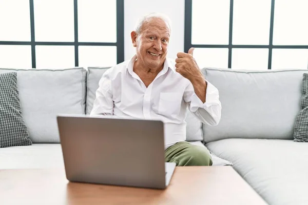 Старший Чоловік Використовує Ноутбук Вдома Сидячи Дивані Роблячи Щасливі Великі — стокове фото