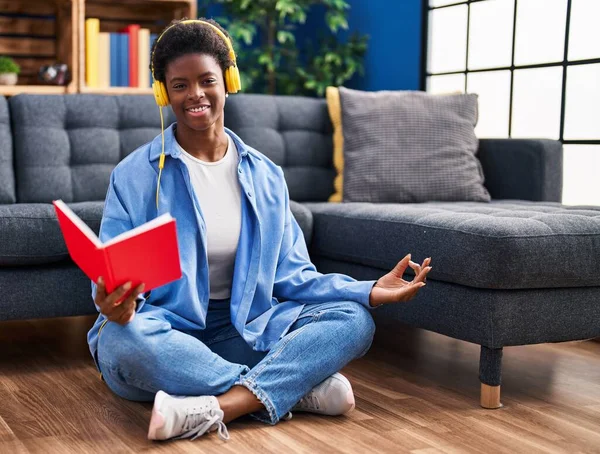 Mujer Afroamericana Leyendo Libro Haciendo Yoga Exersice Sentado Suelo Casa —  Fotos de Stock
