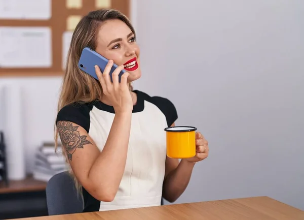 Young Beautiful Hispanic Woman Business Worker Talking Smartphone Drinking Coffee — Stok fotoğraf