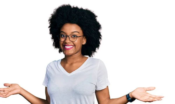 Jeune Femme Afro Américaine Portant Shirt Blanc Décontracté Souriant Montrant — Photo