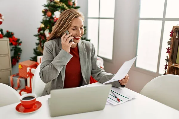 Young Caucasian Woman Talking Smartphone Working Sitting Christmas Tree Home — стоковое фото