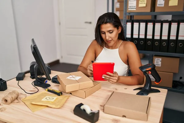 Молодая Латиноамериканка Предприниматель Использует Тачпад Офисе — стоковое фото
