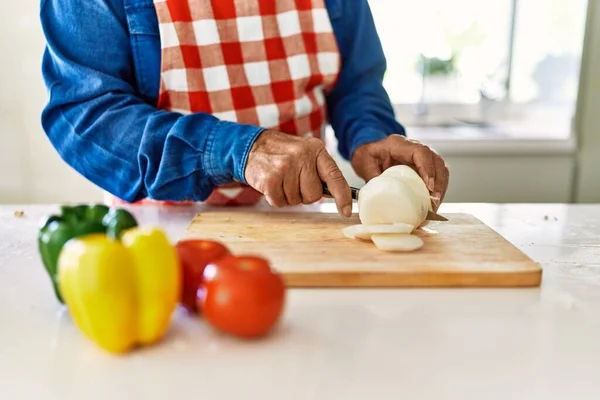 Homem Sênior Cortando Cebola Cozinha — Fotografia de Stock