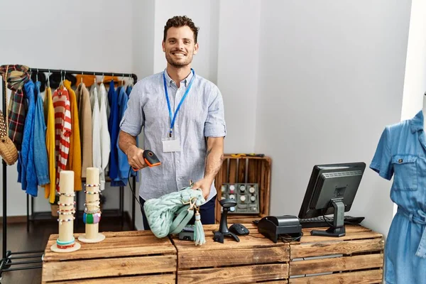 Jovem Lojista Hispânico Homem Sorrindo Feliz Trabalhando Loja Roupas — Fotografia de Stock