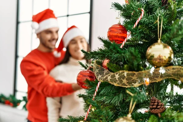 Jovem Casal Hispânico Sorrindo Feliz Decoração Árvore Natal Casa — Fotografia de Stock