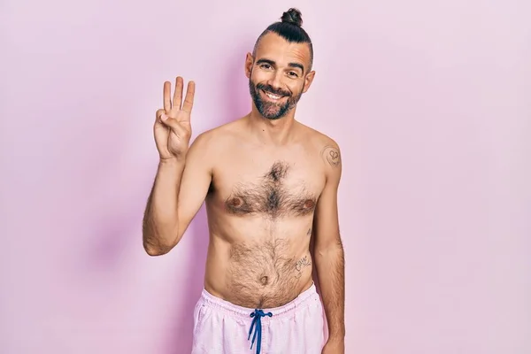 Mladý Hispánec Bez Košile Plavkách Ukazuje Ukazuje Prsty Číslo Tři — Stock fotografie