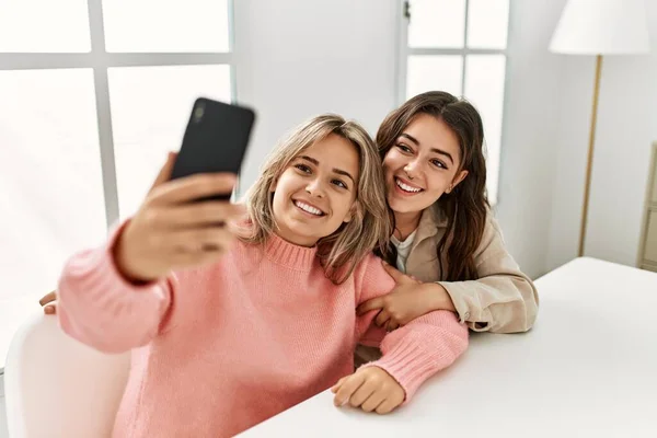 Mladý Pár Usměvavý Šťastný Dělat Selfie Smartphonu Doma — Stock fotografie