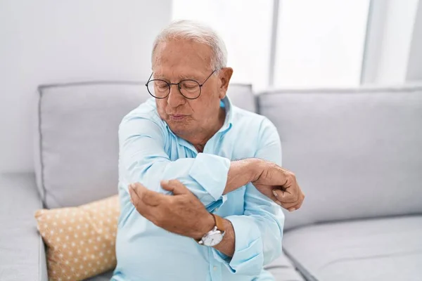 Senior Grey Haired Man Suffering Elbow Pain Sitting Sofa Home — Stock Photo, Image