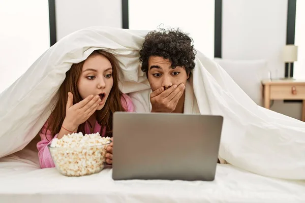 Genç Çift Yatak Odasındaki Yatakta Film Seyrediyor — Stok fotoğraf