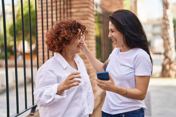 Duas Mulheres Mãe Filha Juntos Usando Smartphone Rua — Fotografia de Stock