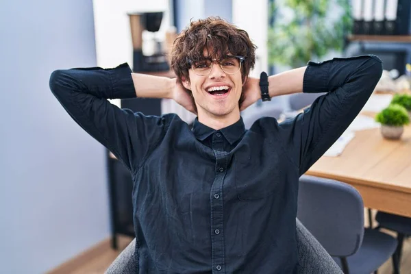 Joven Trabajador Negocios Hispano Relajado Con Las Manos Cabeza Oficina —  Fotos de Stock