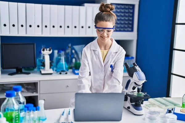 Bedårande Flicka Forskare Med Bärbar Dator Som Arbetar Laboratoriet — Stockfoto