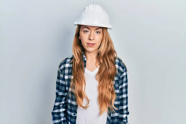 Mujer Caucásica Joven Usando Hardhat Arquitecto Con Expresión Seria Cara —  Fotos de Stock