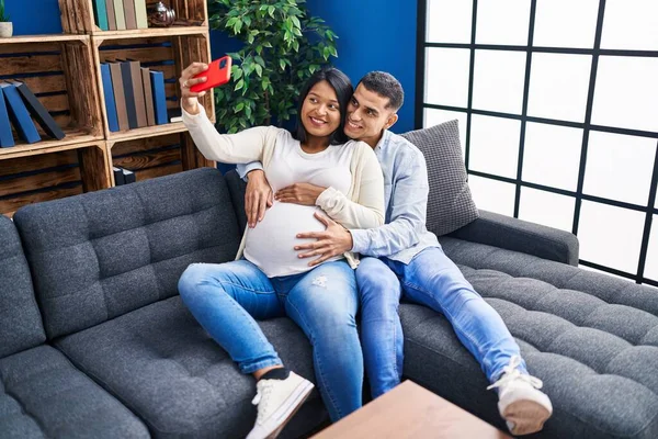 Jong Latijn Paar Verwachten Baby Selfie Door Smartphone Thuis — Stockfoto