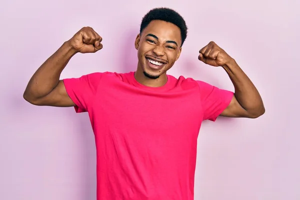 Jeune Homme Afro Américain Portant Shirt Casua Célébrant Surpris Étonnés — Photo