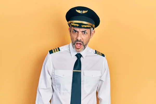 Stilig Medelålders Man Med Grått Hår Bär Flygplan Pilot Uniform — Stockfoto